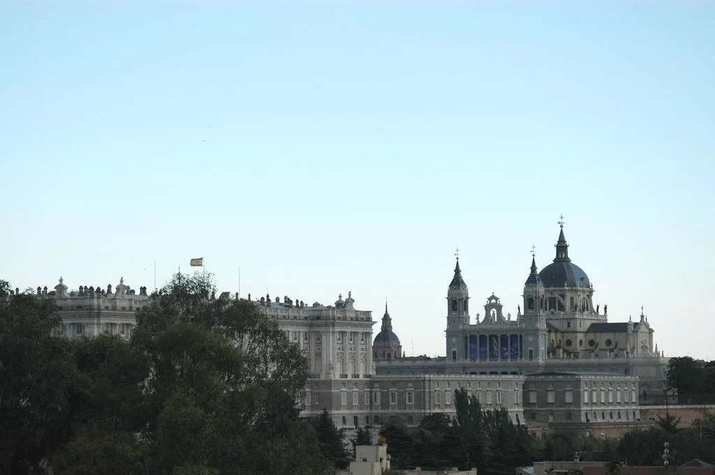 Vista del Palacio Real y la Catedral de la Almudena en Madrid