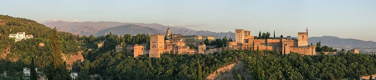 Vista panorámica de la Alhambra y las colinas de Granada